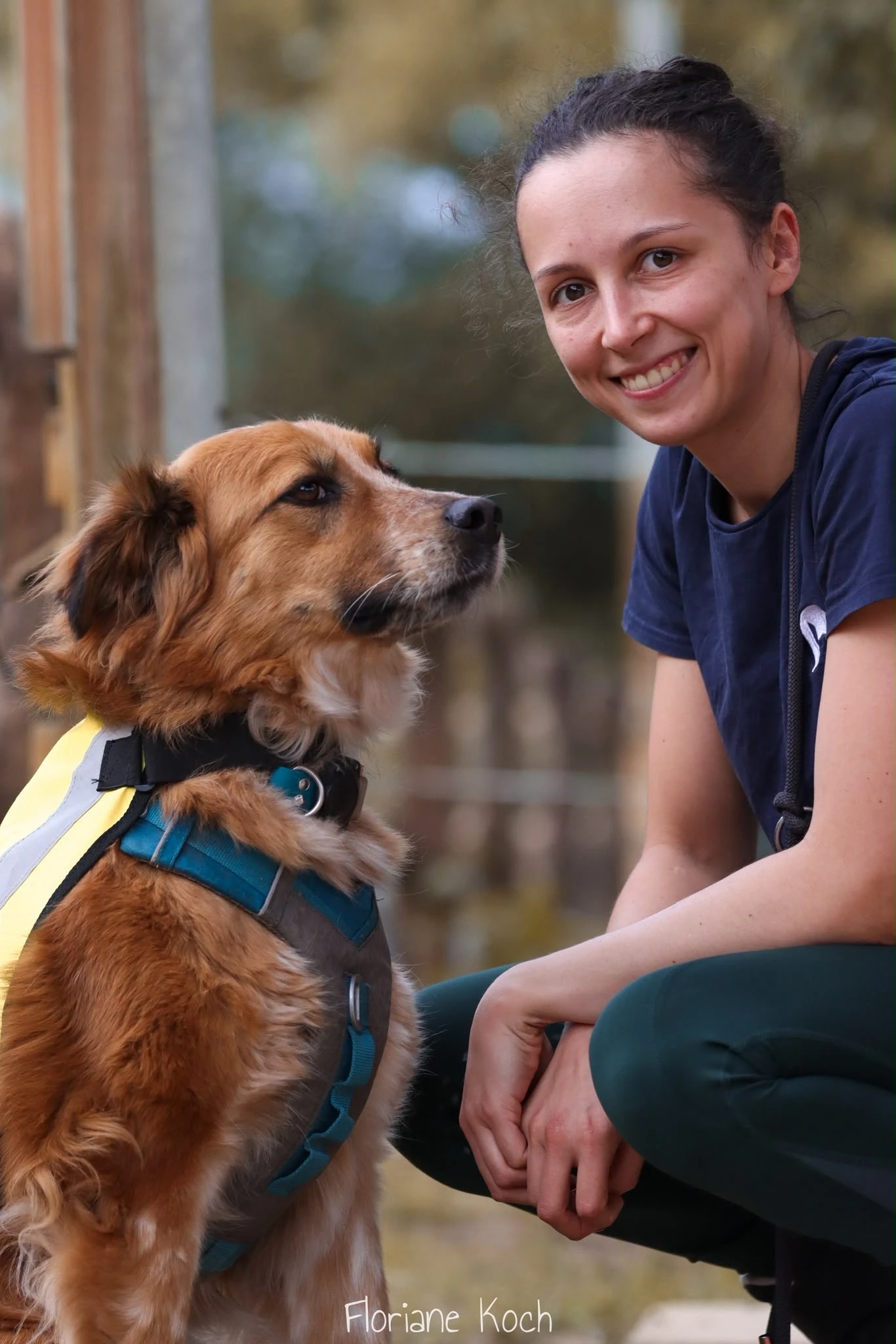 Dr Fanny Maaroufi lors d’un moment calme avec un chien