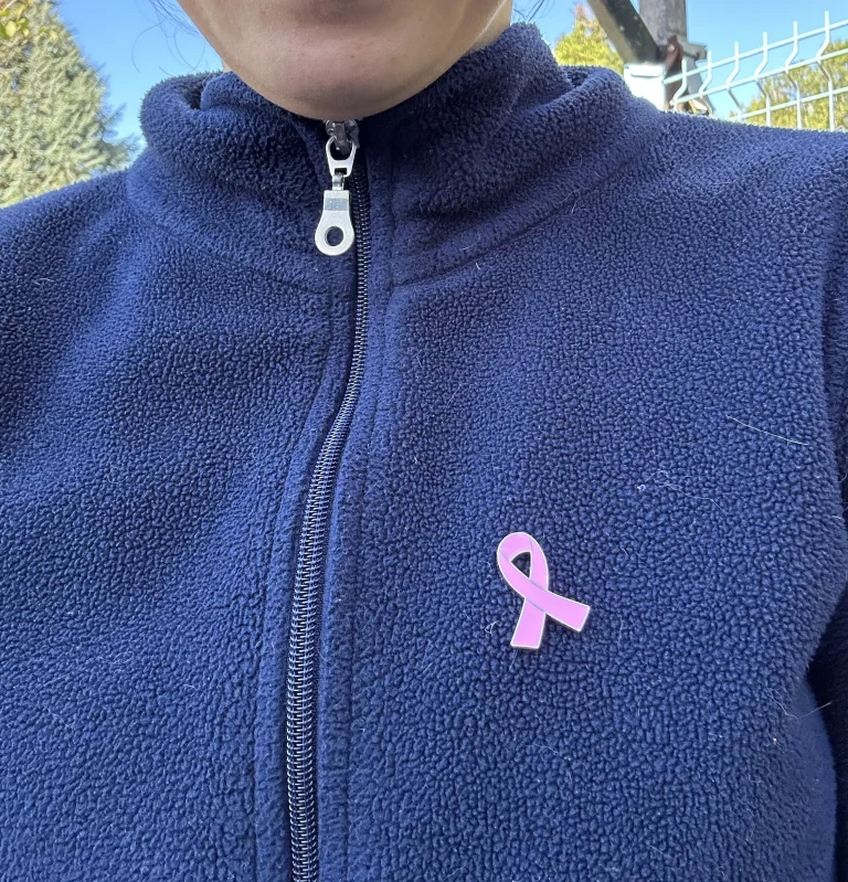 Fanny Vetadom porte le ruban rose à l'occasion d'Octobre Rose