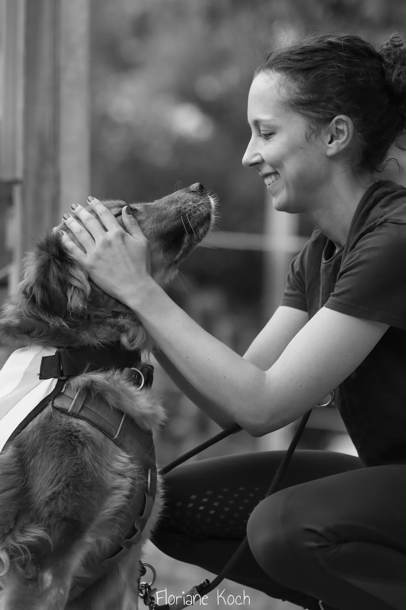 Dr Fanny Maaroufi lors d’un moment calme avec un chien